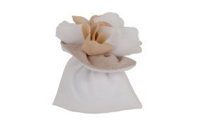 Sacchetto tessuto bianco e yuta con fiore.MIS.10X11CM