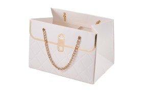 Busta cartoncino trapuntato bianco con catenella metallo.MIS.15X10 H10,5CM