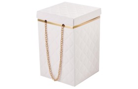 Scatola  cartoncino trapuntato bianco con catenella metallo.MIS.12X12 H18,7CM