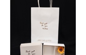 Scatola cartoncino con divisorio,compreso fiore,scatola pvc e shopper.MIS.12X10 H5CM