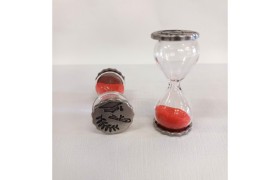 Clessidra vetro con sabbia rossa e basi ottone ricoperto argento .MIS.2X4,5CM