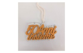 Applicazione legno su base bianca e scritta oro opaco.MIS.6X3,5CM