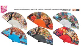 Ventaglio in tessuto effetto raso e manico plastica,assortiti come da foto.DIAM.43CM