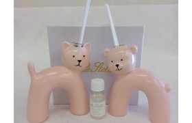Profumatore ceramica orsetto e gattino rosa.Compreso di bastoncini,profumo e scatola.ASS.2 MIS.10,5X4,5 H.11,5CM