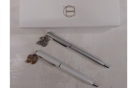 Penna a sfera con ciondolo bagno argento e glitter,scatola compresa.CM.13 MADE IN ITALY