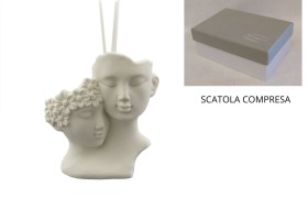 Profumatore ceramica opaca,coppia abbraccio fiori.Scatola e bastoncini compresi.MIS.11X H.12CM