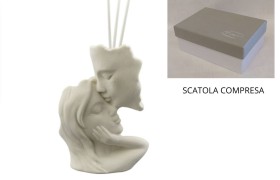 Profumatore ceramica opaca,coppia bacio fronte.Scatola e bastoncini compresi.MIS.9X H.12CM