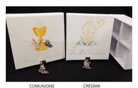 Scatola cartoncino con scomparto interno e ciondolo in ottone bagno argento.MIS.10X10 H3,5CM MADE IN ITALY