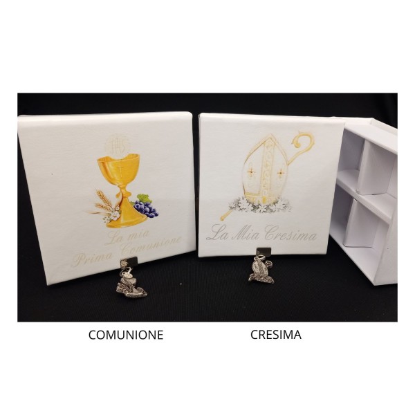 Scatola cartoncino con scomparto interno e ciondolo in ottone bagno argento.MIS.10X10 H3,5CM MADE IN ITALY