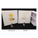Scatola cartoncino con scomparto interno e ciondolo in ottone bagno argento.MIS.10X10 H3,5CM MADE IN ITALY