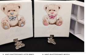Scatola cartoncino con scomparto interno e ciondolo in ottone bagno argento.MIS.10X10 H3,5CM MADE IN ITALY