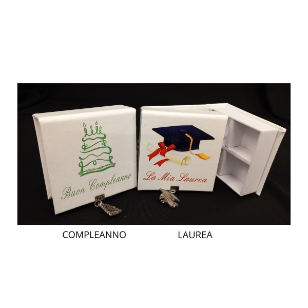 Scatola cartoncino con scomparto interno e ciondolo in ottone bagno argento.MIS.10X10 H3,5CM MADE IN ITALY