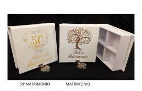 Scatola cartoncino con scomparto interno e ciondolo in ottone bagno argento.MIS.10X10 H3,5CM MADE IN ITALY
