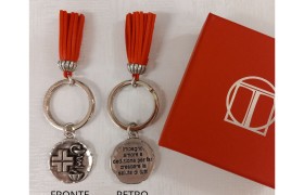 P/chiavi in ottone bagno argento LAUREA FARMACIA con nappa in similpelle e scatola DIAM.2,5 CM il ciondolo.MADE IN ITALY