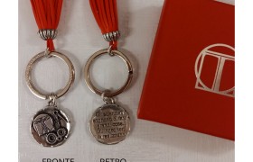 P/chiavi in ottone bagno argento LAUREA INGEGNERIA con nappa in similpelle e scatola DIAM.2,5 CM il ciondolo.MADE IN ITALY