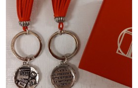 P/chiavi in ottone bagno argento LAUREA DAMS con nappa in similpelle e scatola DIAM.2,5 CM il ciondolo.MADE IN ITALY