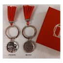 P/chiavi in ottone bagno argento LAUREA DAMS con nappa in similpelle e scatola DIAM.2,5 CM il ciondolo.MADE IN ITALY