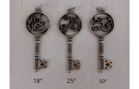 Ciondolo chiave in ottone bagno argento.DIAM.2,5CM H.7CM MADE IN ITALY