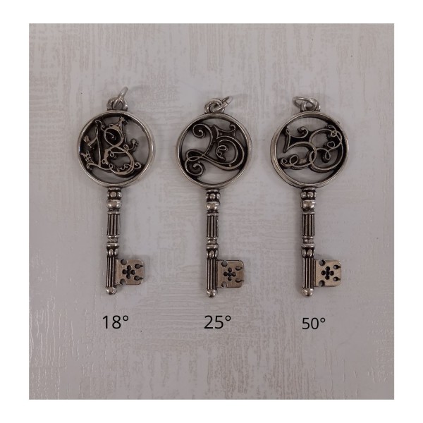 Ciondolo chiave in ottone bagno argento.DIAM.2,5CM H.7CM MADE IN ITALY