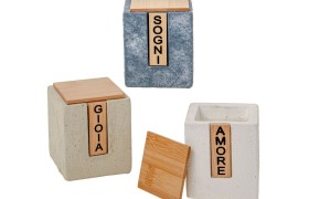 P/candela con coperchio e scritta legno.ASS.3 MIS.7X H.8,5CM