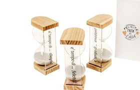 Clessidra su base legno /plexi con scritta scatola compresa.ASS.3 H.11,5cm