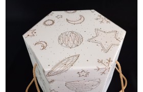 Scatola esagonale cartoncino  decoro universo e manici corda.MIS.21X21 H21CM
