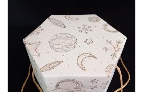 Scatola esagonale cartoncino  decoro universo e manici corda.MIS.24,5X24,5 H18CM