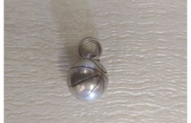 Ciondolo in ottone argentato,pallone basket.DIAM.1,5CM MADE IN ITALY