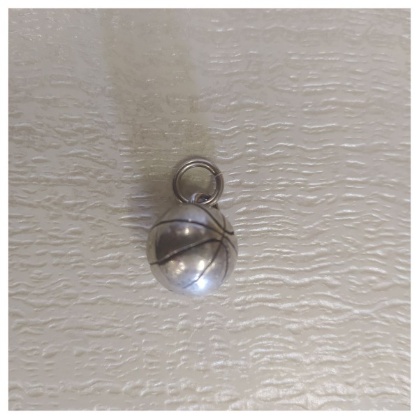 Ciondolo in ottone argentato,pallone basket.DIAM.1,5CM MADE IN ITALY