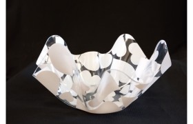 Ciotola plastica fazzoletto con cuori bianchi.MIS.13X13 H 3,5CM
