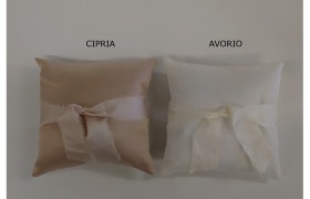 Cuscino portafedi di raso con nastro sfrangiato.MIS.20X20CM