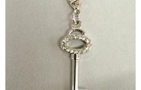 Ciondolo metallo,chiave con strass e moschettone.H2,5CM