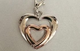 Ciondolo doppio cuore con moschettone.MIS 2,6X2,6CM