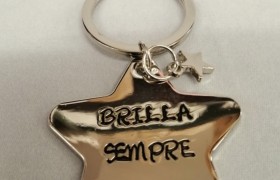P/chiavi acciaio stella con scritta.MIS 4,2X4,2CM