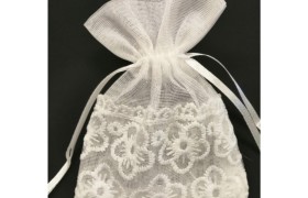 Sacchetto velo avorio con ricamo fiore.MIS.10X13CM