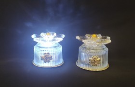 Fiore cristallo su base vetro con placca e led.MIS.5,5 XH6CM