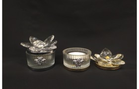 Scatola vetro con fiore cristallo,placca e candela.MIS.5 XH6,5CM