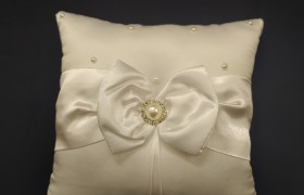 Cuscino portafedi avorio con fiocco raso e perle.MIS.17X17CM