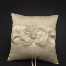 Cuscino portafedi avorio con fiocco raso e perle.MIS.17X17CM