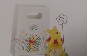 Segnaposto Winnie the Pooh in poliresina,scatola shopper compresa.H 5,5 /9,7CM