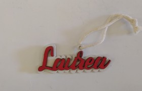 Applicazione legno LAUREA su base bianca con cordino.MIS.5,5X1,5CM circa