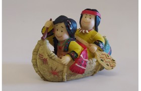 Coppia indiani su canoa in resina .MIS.12X9 CM