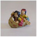 Coppia indiani su canoa in resina .MIS.12X9 CM
