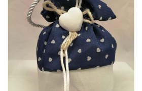 Sacchetto cotone blu con applicazione cuore gesso,base tonda.DIAM 8CM H13CM