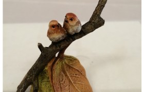 Coppia uccellini resina su ramo.MIS.7 X H8CM