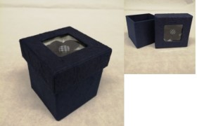 Scatola cartone con fiore su coperchio..MIS.7X7XH7,5CM