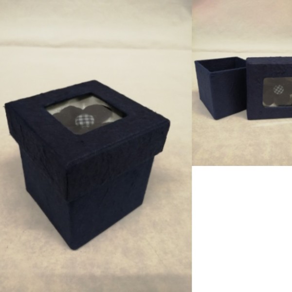 Scatola cartone con fiore su coperchio..MIS.7X7XH7,5CM