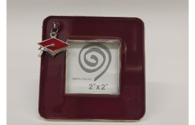Portafoto laurea in metallo smaltato con ciondolo.MIS.8X8CM (interno 4x4)