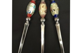 Tagliacarte metallo, manico vetro con murrine,colori assortiti.H 19CM