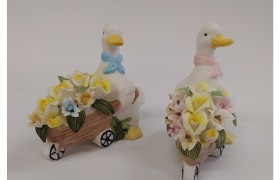 Soggetto in porcellana con fiori.MIS.10X8CM